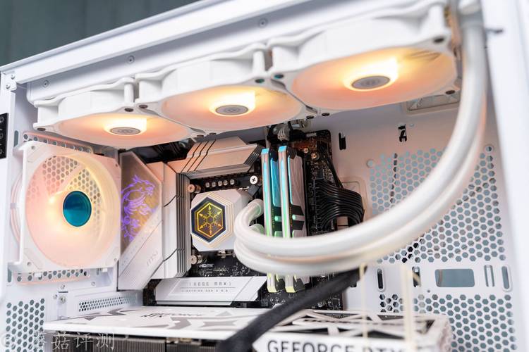 搭配平板电脑,让水冷机箱成为你的理想散热工具