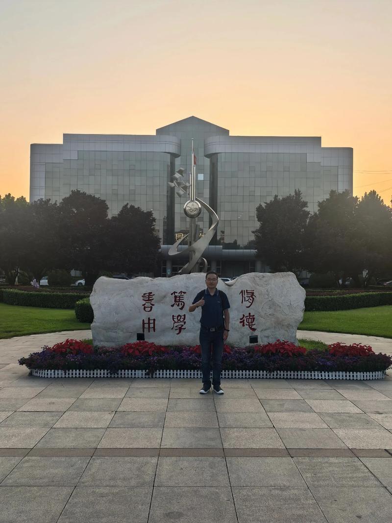 当我们在校园建设中坚持正确的舆论导向，传播正能量，培养学生的爱国情怀，打造一个充满活力的校园环境，我们的校园将真正成为培养社会主义建设者和接班人的摇篮