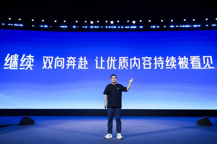 这位用户可能是自媒体作者或内容创作者，经常在抖音、快手等平台上发布视频内容。他提到抖音代刷把视频刷死了，可能是在质疑代刷平台的刷视频功能是否真的存在，或者是否有其他更好的替代方案