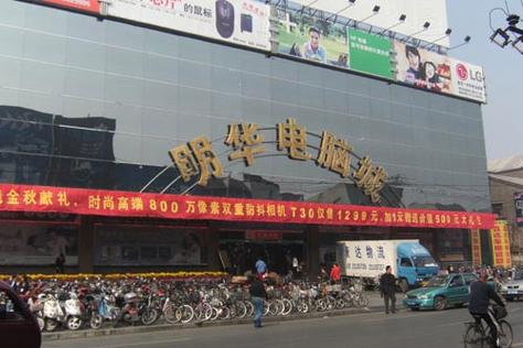 在环境方面,明华电脑城的装修环境舒适,seating环境雅致,适合家庭使用。同时,明华电脑城还提供免费的安装、调试和维护服务,让用户在购买后能够快速使用,不用再担心设备的维护问题