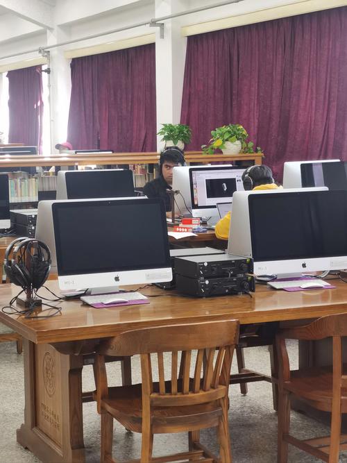 清华学生边骑边用电脑，学习与生活的平衡之道