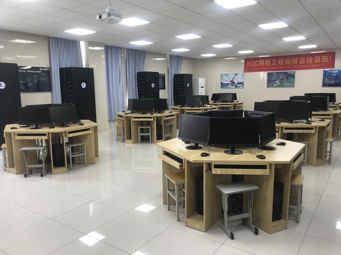 作为中国重要的教育基地之一,郑州电脑培训学校始终秉承以学生为中心的理念,致力于为学员打造高效的学习环境。学校配备了先进的教学设备,包括多维度的软件工具和最新一轮的编程教材,确保学员能够掌握实用技能