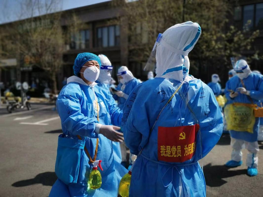 中国绿地疫情期间的医护人员,守护生命,贡献智慧